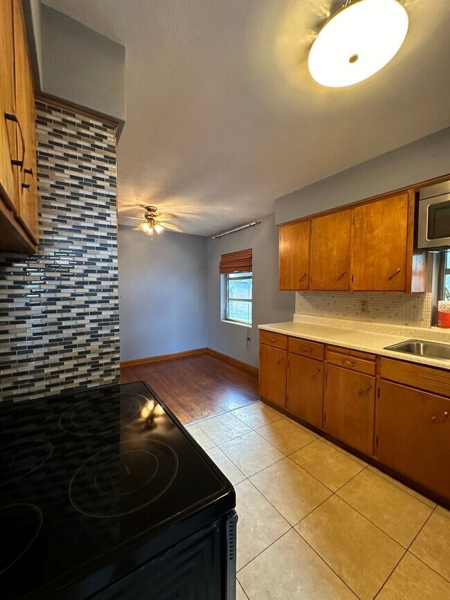 Building Photo - MOVE IN SPECIAL- Nice 2/1 Home w/ Fenced Yard in St Cloud