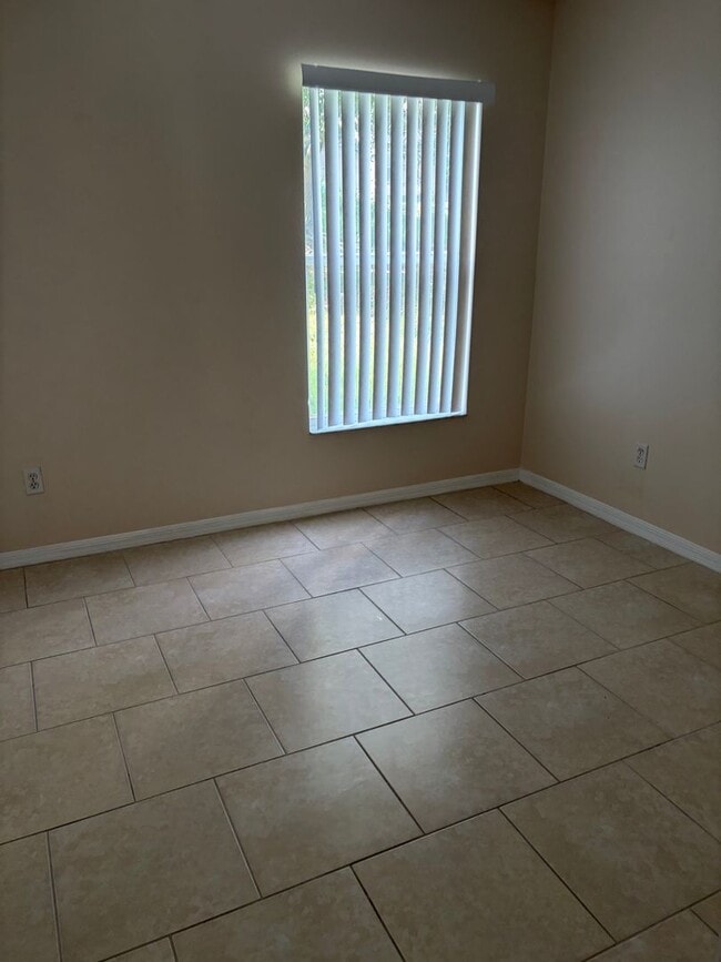 Building Photo - Spacious 3 Bd 2 Bth Home Available Now in Minneola!