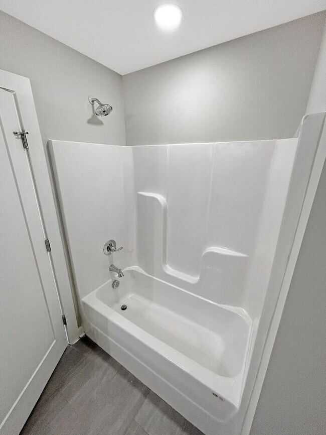 Building Photo - Modern 3-Bedrooms Townhome with Natural Li...