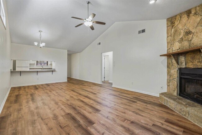 Building Photo - 2556 Panther Creek Rd