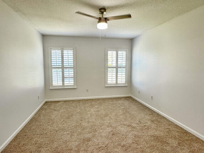 Building Photo - 1709 S Summer Ridge Ct