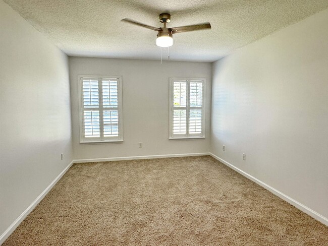 Building Photo - 1709 S Summer Ridge Ct