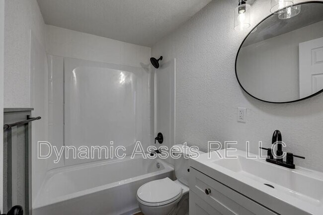 Building Photo - 410 Fieldcrest Dr