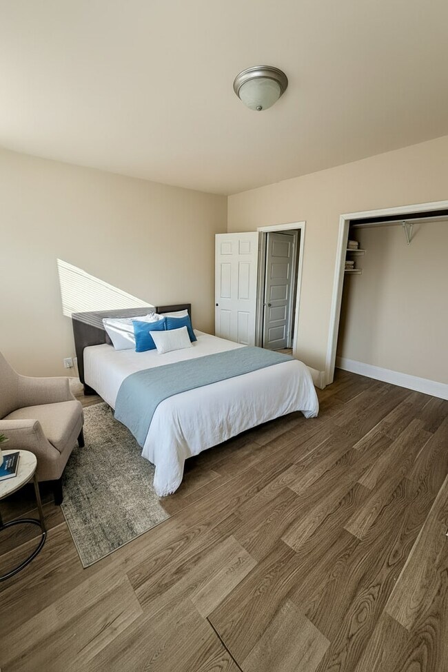 Building Photo - 1943 E Monmouth St