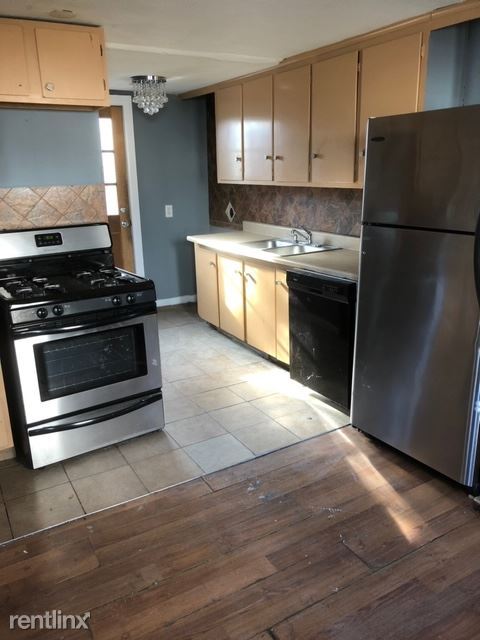 Building Photo - 4 br, 1 bath House - 249 Pleasant St