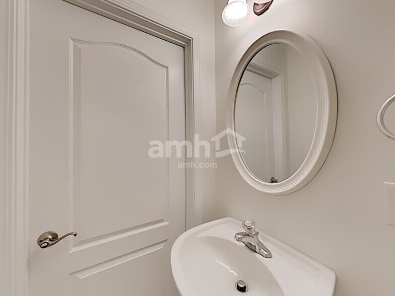 Building Photo - 901 Vandiver Ct