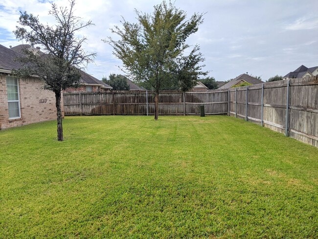 Building Photo - May Move In! 3 Bed 2 Bath In Edelweiss Gar...