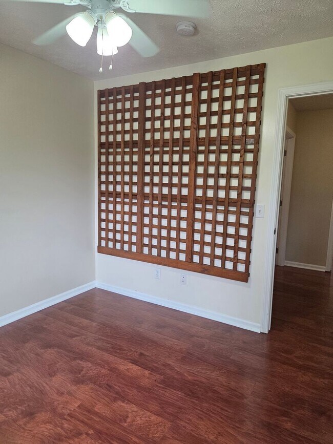 Building Photo - Beautiful 3-bedroom house available now