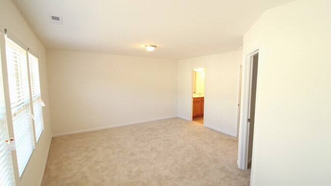 Building Photo - Beautiful and Bright 3 bedroom 2.5 bath Townhouse in Brightleaf with a Garage!!