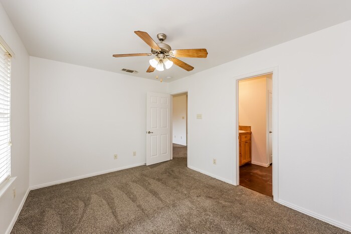 Building Photo - 413 Maplewood St