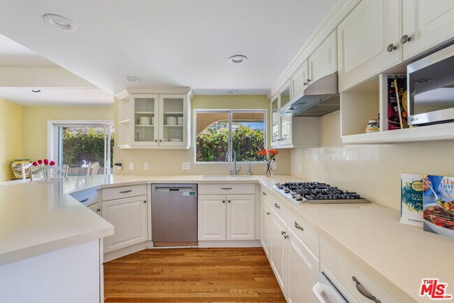 Building Photo - 1336 Bienveneda Ave