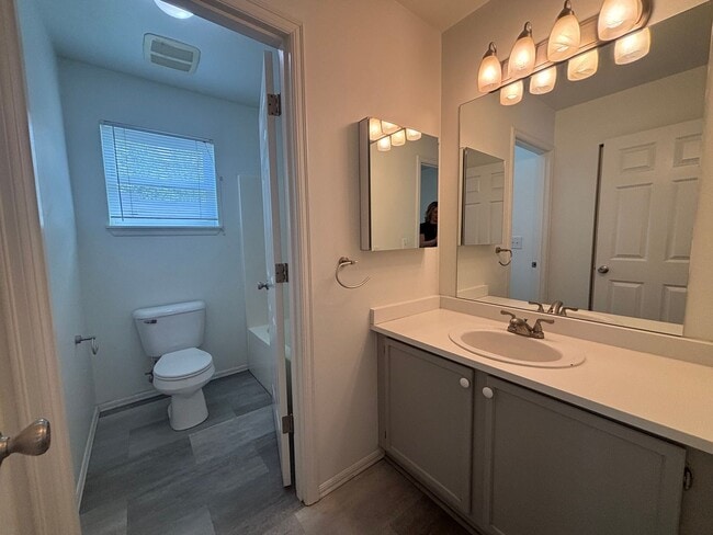 Building Photo - Available Now! Charming Home Across from Judkins Park