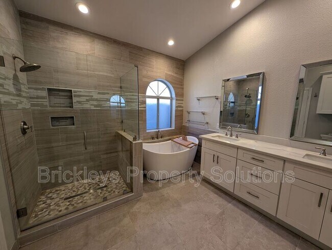 Building Photo - 9213 E Wood Dr