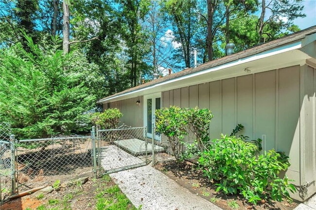 Building Photo - 484 Evergreen Dr