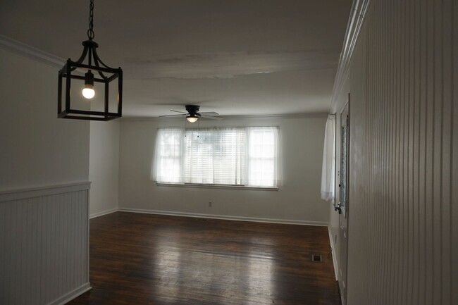 Building Photo - Pet Friendly 3 Bedroom 1 Full Bath located...