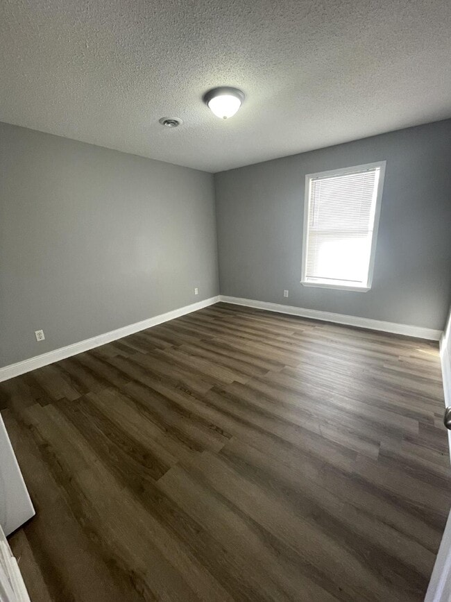 Building Photo - "Charming 2-Bedroom Retreat on Hutchens Rd...