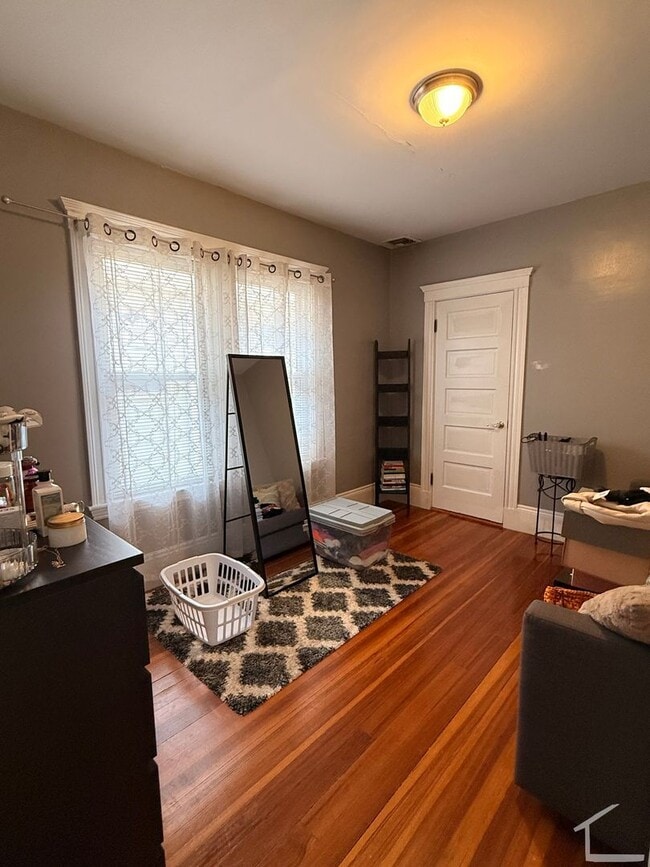 Building Photo - Beautiful Brighton townhouse with in unit laundry and included parking available 9/1/26