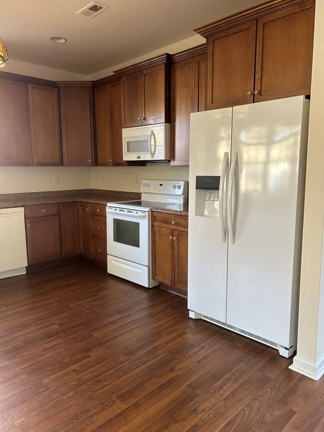 Building Photo - 2099 Oak St