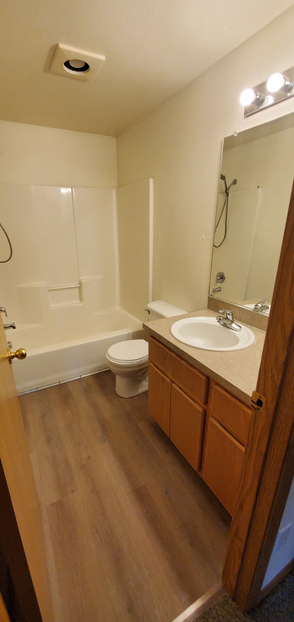 Full Bath - 825 Maple St