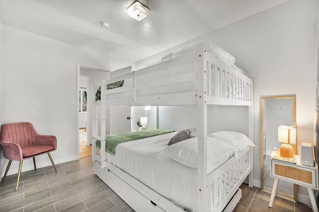 Building Photo - 4989 Randlett Dr