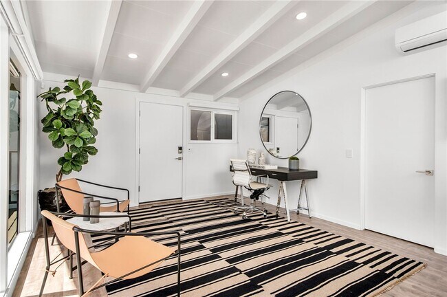 Building Photo - 816 The Strand