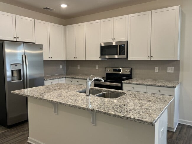 Building Photo - FREE RENT - $1000 Off First Month's Rent! ...
