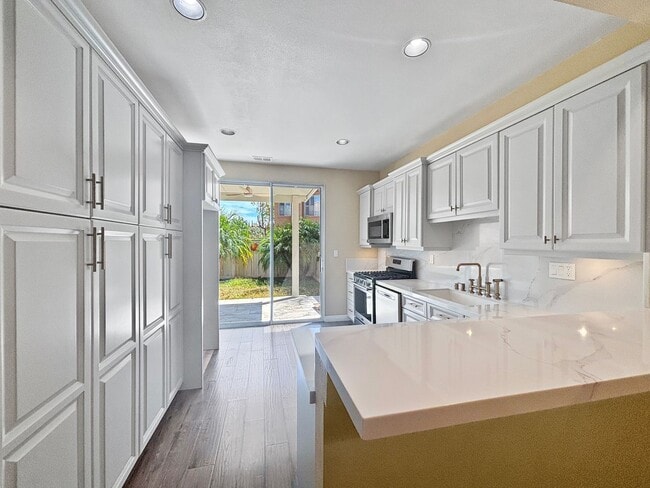 Building Photo - Modern 4BD/3BA Townhouse in San Miguel Ran...
