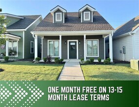 Building Photo - 832 NE Hts Ln