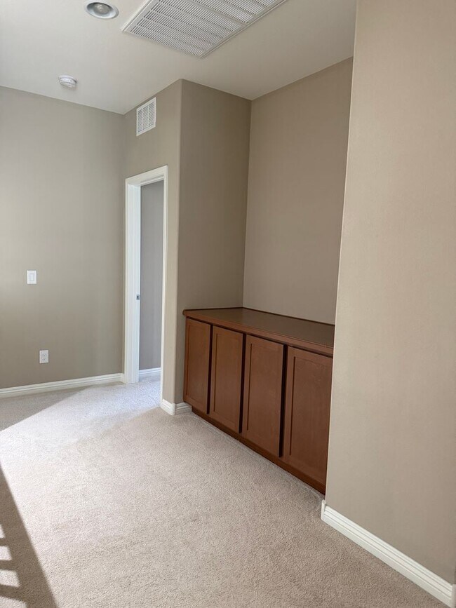 Building Photo - 4bedroom 3 bath 3 car garage