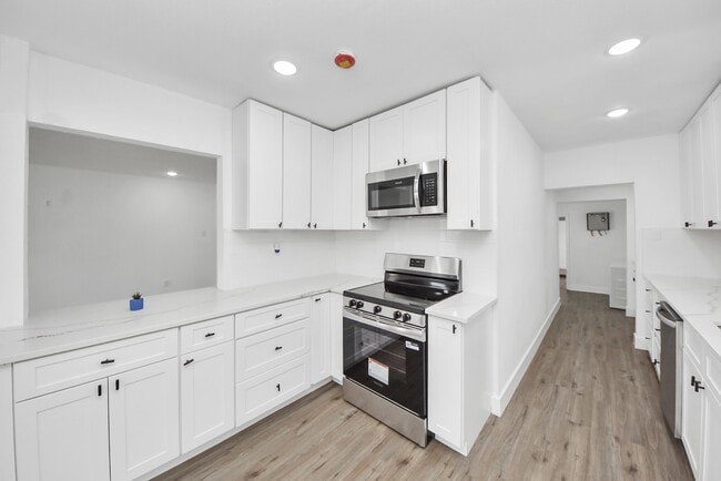 Building Photo - 1203 W 6th St