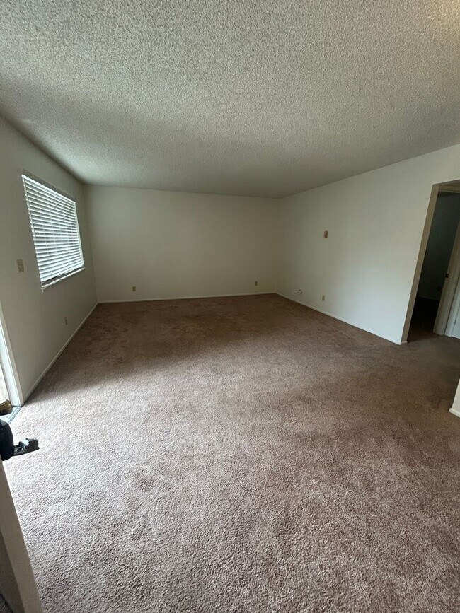 Building Photo - Ventura- Charming 2-Bedroom, 1-Bath McKeon Condo