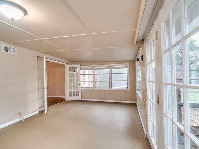 Building Photo - 2640 Manchester Dr