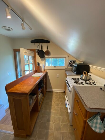 galley kitchen - 1418 Coler Rd