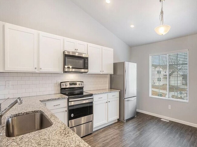 Building Photo - Beautiful family home in Fowlerville