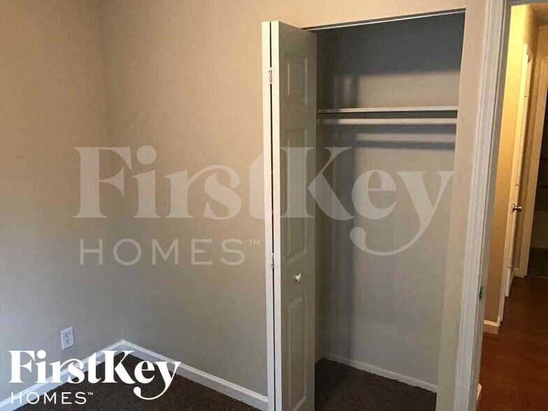 Building Photo - 4801 Leone Dr