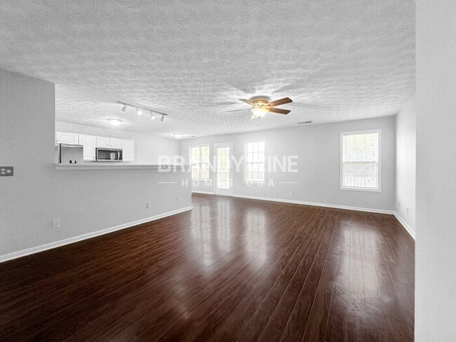 Building Photo - 2033 Lake Paradise Rd