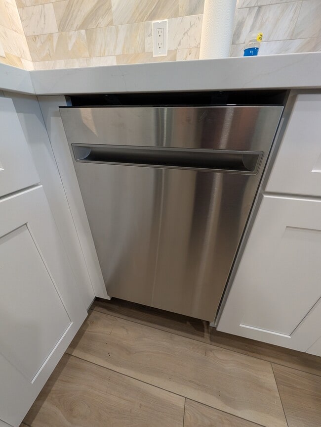 Building Photo - 8274 Beaver Lake Dr