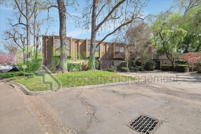 Building Photo - 2254 Woodside Ln