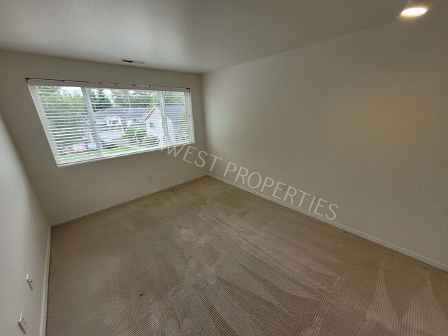 Building Photo - Beaverton 3 Bed 2.5ba Beautiful 2 Story Co...