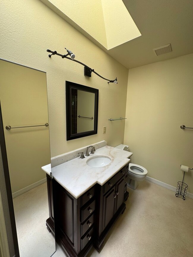 Building Photo - 2 BEDROOM, 2 1/2 BATH TOWNHOME W/2 CAR GAR...