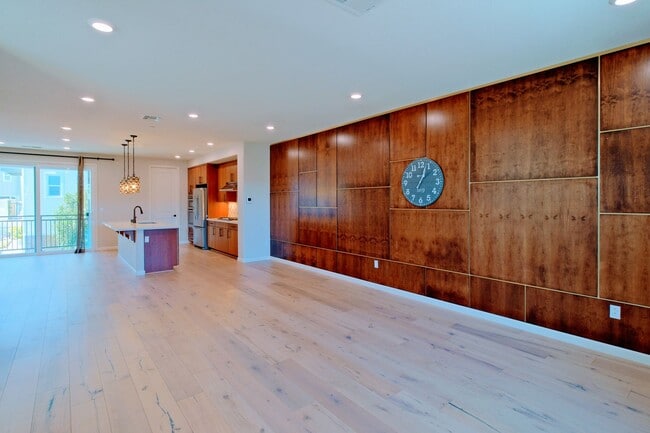 Building Photo - Beautiful end unit 4 bedroom condo in Dublin
