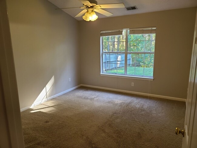 Building Photo - Conveniently located in a quiet cul-de-sac