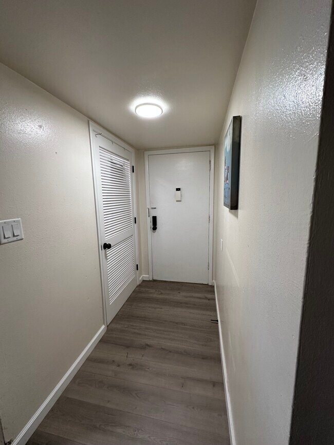 Building Photo - 602 Lakeview Cir SE