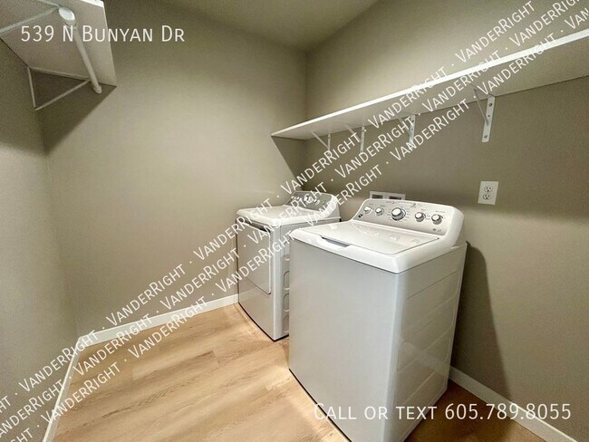 Building Photo - 539 BUNYAN Dr