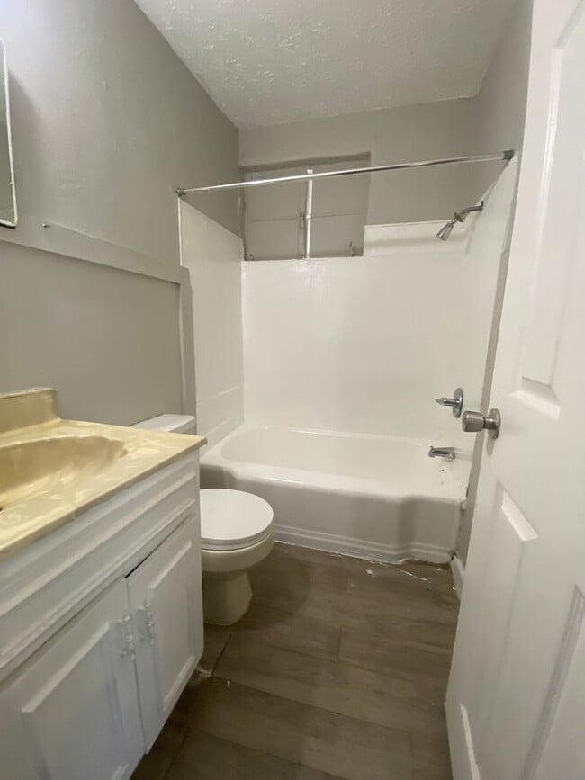 Building Photo - *AVAILABLE NOW - Total Electric* 1 Bedroom / 1 Bathroom Duplex for Rent in Midtown Columbus, GA***