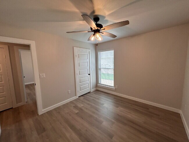 Building Photo - "Charming 3-Bed, 2-Bath Lubbock Home: Spac...