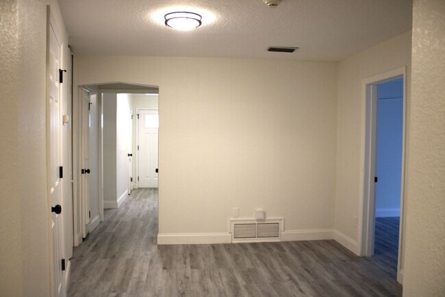 Building Photo - Spacious 4 Bedrooms and 2.5 bath FULLY REN...