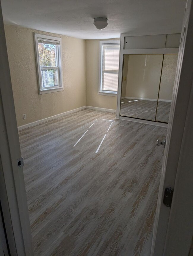 Building Photo - 2 Bedroom 1 Bath- Home