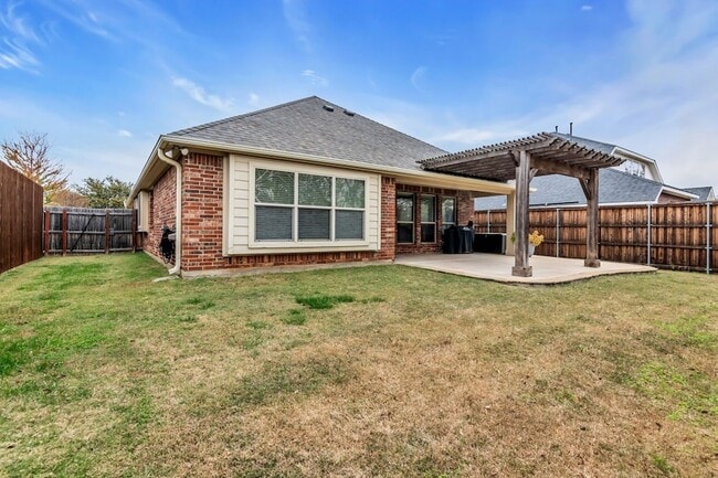 Building Photo - 6548 Fairview Dr