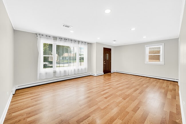 Building Photo - 1047 W Villa Dr